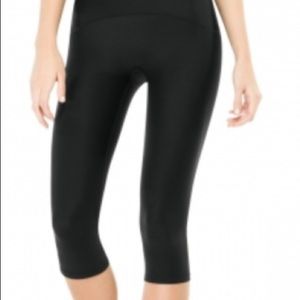 Cropped compression knee leggings NWT